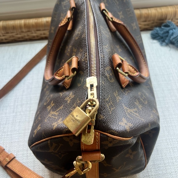 The Speedy Bandoulière 30 in signature Monogram canvas. Comes with strap. - Picture 3 of 11